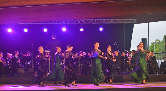 Musika eta dantza, txalo zaparraden erritmora