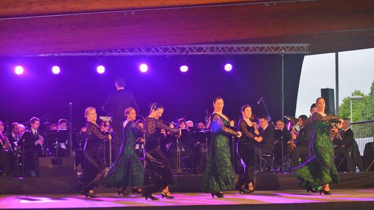 Musika eta dantza, txalo zaparraden erritmora