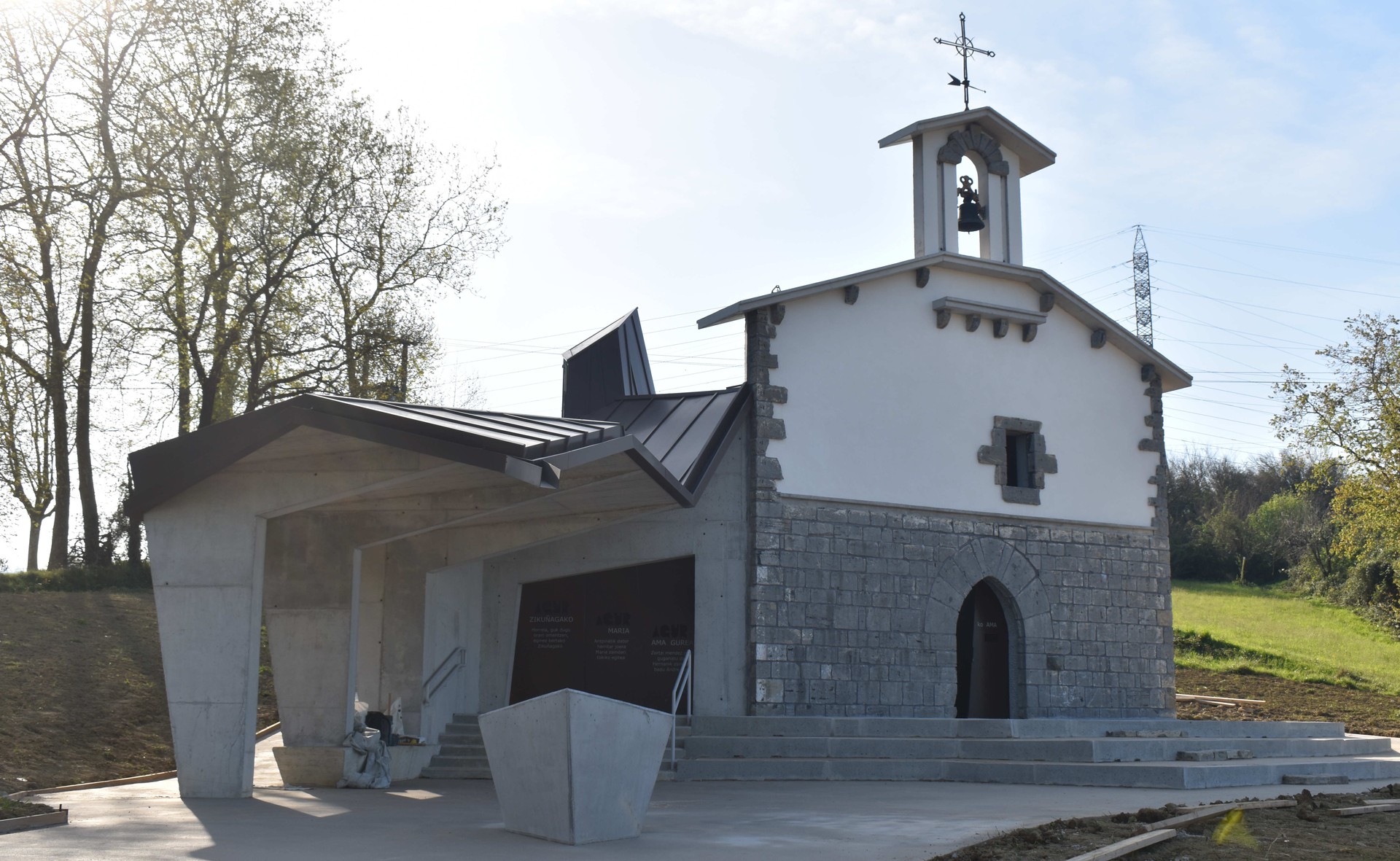 «Auzotar batzuek, ikusi arte, ez dute sinetsiko Zikuñagako Ama ermita berreraikita dagoenik»