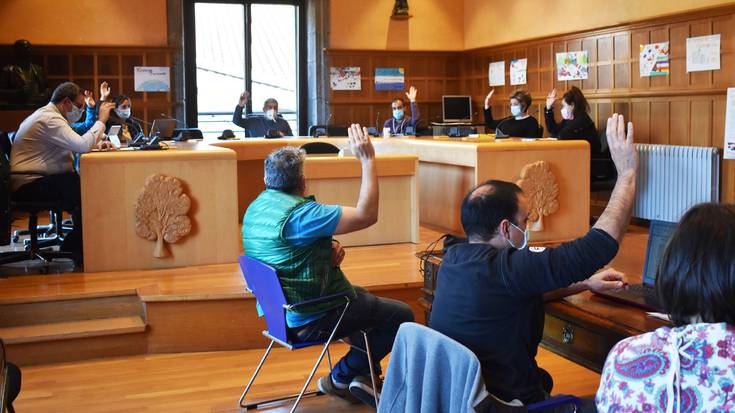 Bi adierazpen instituzional  aho batez onartuta, Plenoan