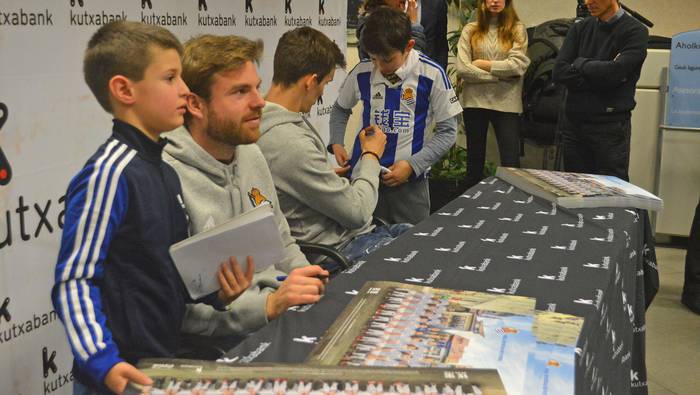 Argazkiak eta autografoak bildu zituzten, ehunka haur eta gaztetxo hernaniarrek