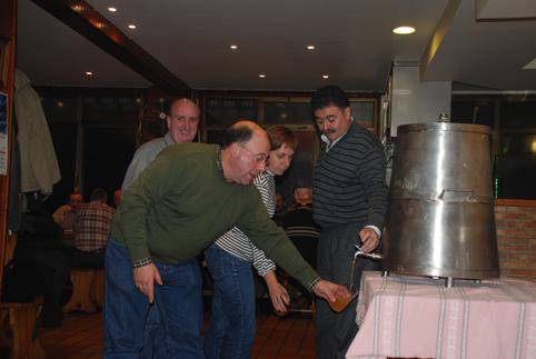 Aurtengo sagardo berria probatu dute dagoeneko Peña Otaño elkartean.
