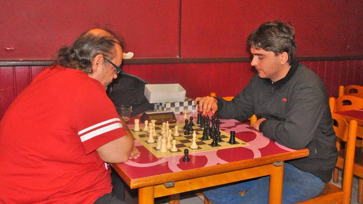 Tableroa prest, piezak bere tokian
