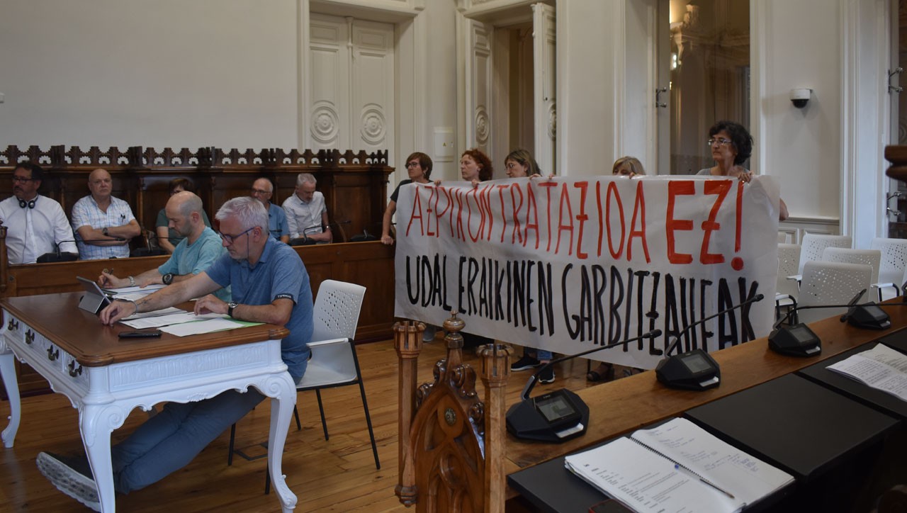 Alderdi guztiak elkarri txaloka, legegintzaldiko azkeneko plenoan