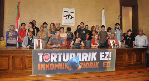 Atxilotuei tratu duina ematea, eskubideak errespetatzea eta inkomunikazioarekin bukatzea eskatu dute senide, abokatu, mediku eta herritarrek