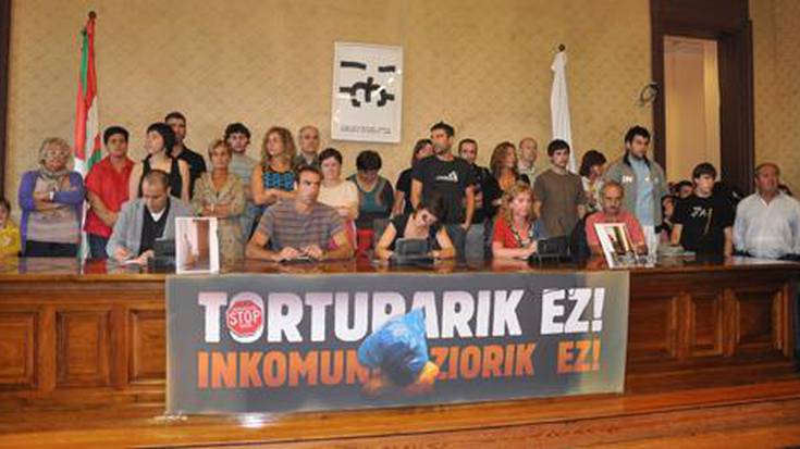 Atxilotuei tratu duina ematea, eskubideak errespetatzea eta inkomunikazioarekin bukatzea eskatu dute senide, abokatu, mediku eta herritarrek
