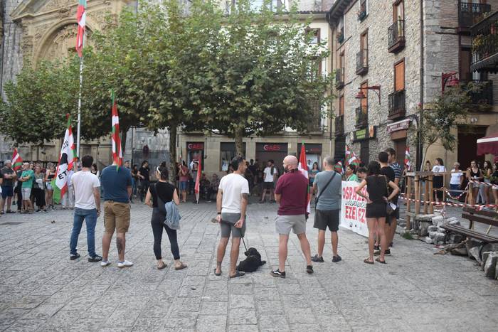 Elkarretaratzea egin zuten atzo Hernaniko Sortuk, LABek eta Ernaik