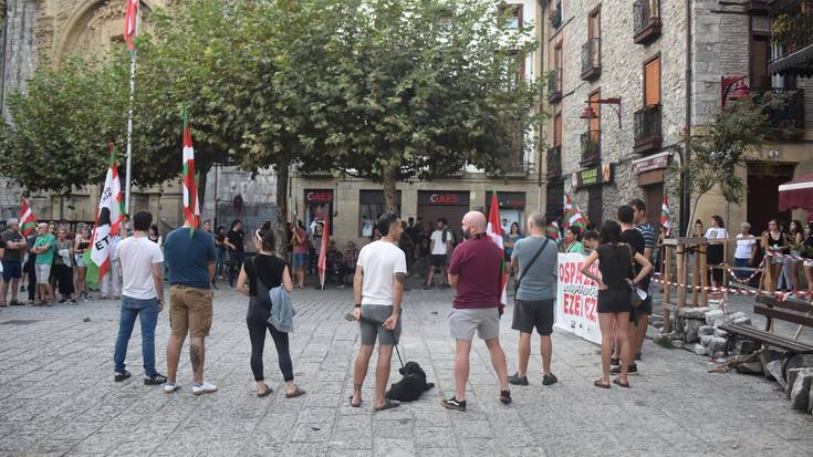 Elkarretaratzea egin zuten atzo Hernaniko Sortuk, LABek eta Ernaik