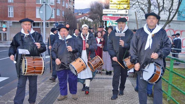 Aterkia soinean, baina makila astintzeari utzi gabe