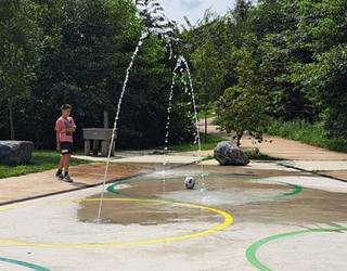 Ibai parkeko ur-txorrotak aktibatu dituzte, aste honetako beroa dela eta