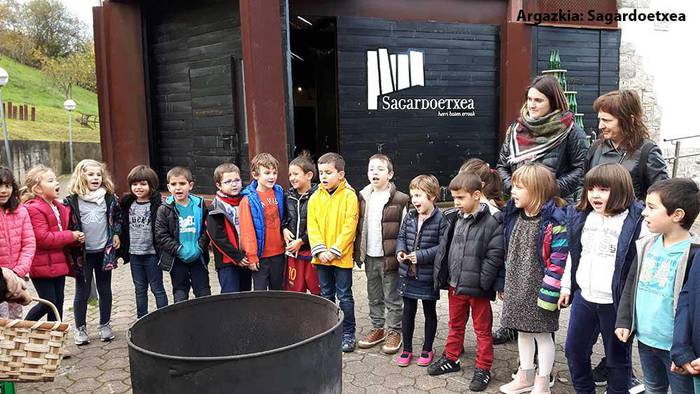 ‘Inaxi’ amonaren istorioak liluratu zituen haurrak