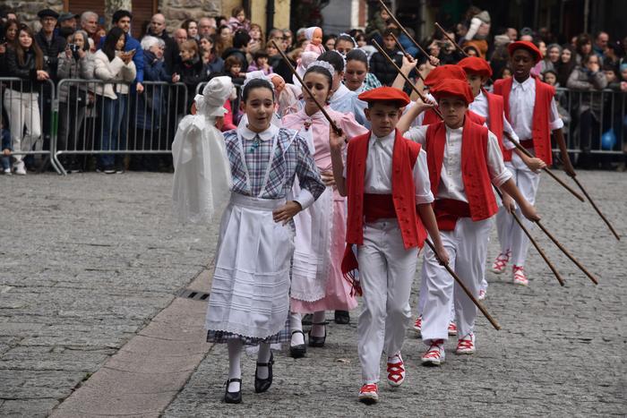 Bihar 'erroldatuko' dituzte azken urtean jaiotako haurrak, Urumeako Inude eta Artzainen konpartsan