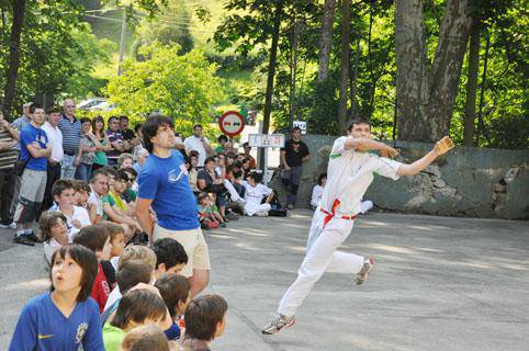 Ikasleen jaialdia, eta Ugaldetxoko festa gaur, San Antonioei hasiera emateko