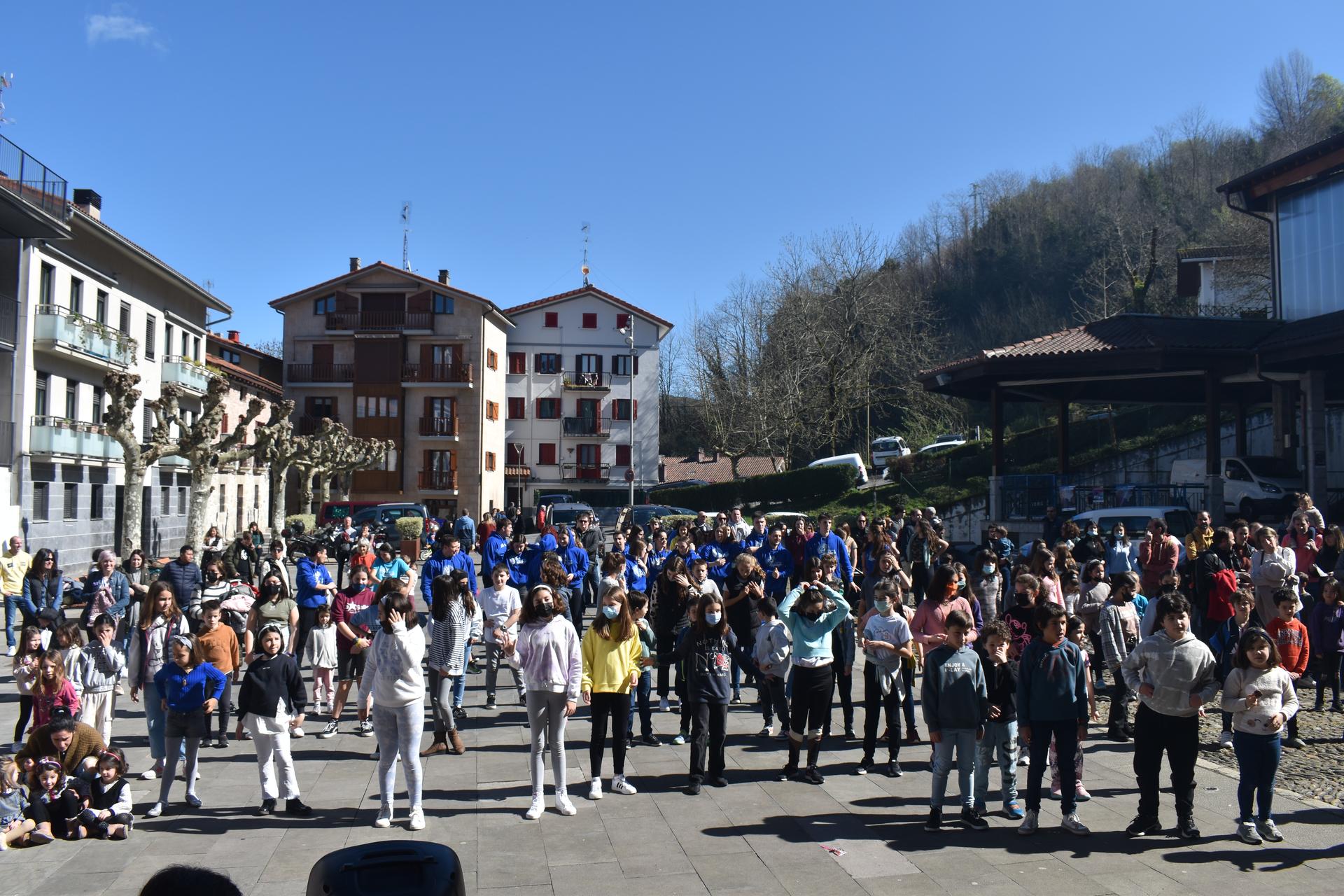 Giro borobila atzo, Korrika egunean
