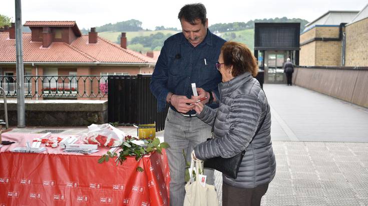 Sozialisten aldeko larrosak, azokan