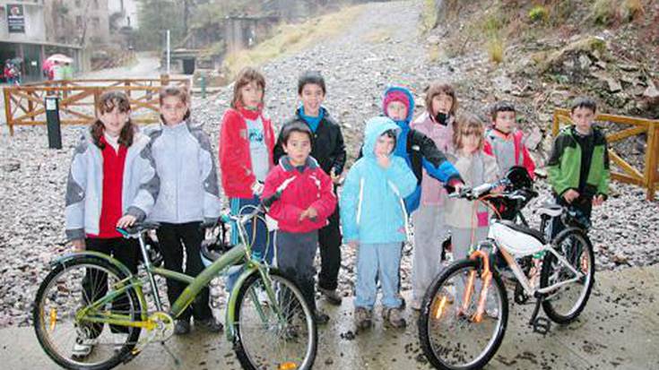 Eguraldiak lagundu ez arren Arditurrira joan ziren bizikletan