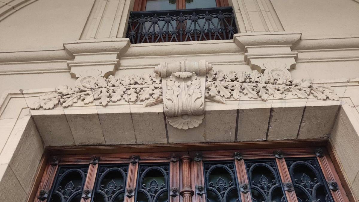 Haritz zahar bat Hernaniko udaletxera sartzeko