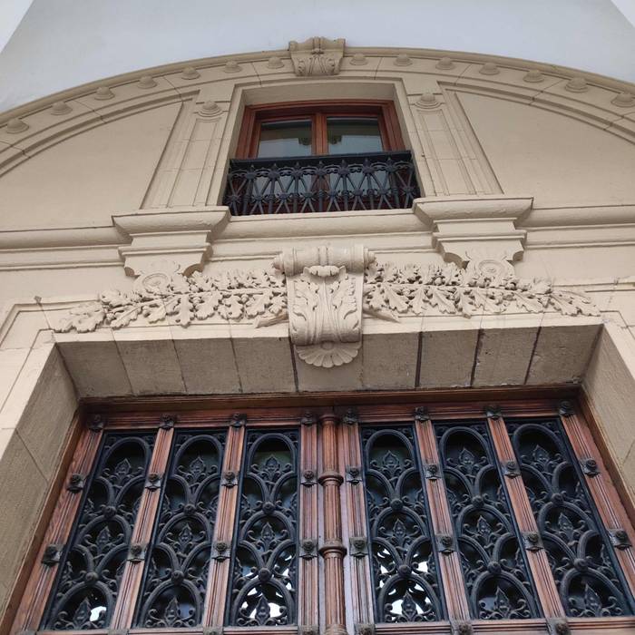 Haritz zahar bat Hernaniko udaletxera sartzeko