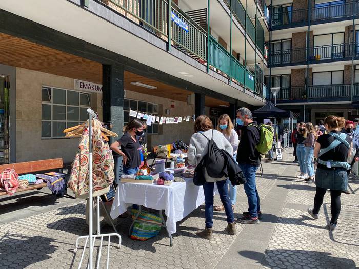 Liburuak, pitxiak, jostailuak eta beste asko, gaur, bigarren eskuko azokan