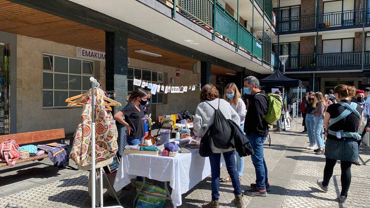 Liburuak, pitxiak, jostailuak eta beste asko, gaur, bigarren eskuko azokan