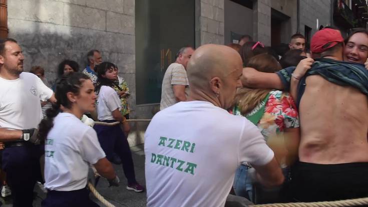 Axeri Dantza, ezkutalekuetatik bizkar bila