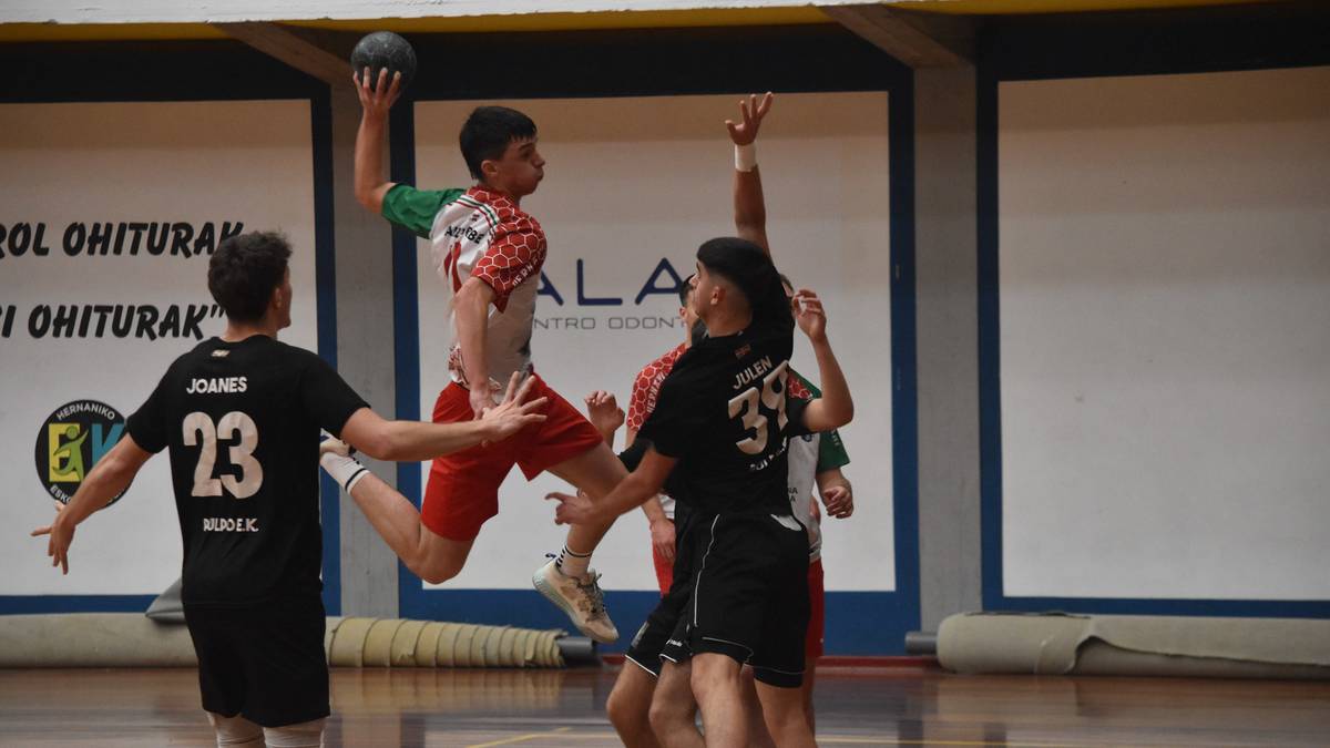 Igoerako play-offa jokatuko dute Hernaniko senior bigarren mailako mutilek, eskubaloian