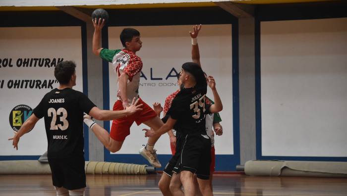 Igoerako play-offa jokatuko dute Hernaniko senior bigarren mailako mutilek, eskubaloian