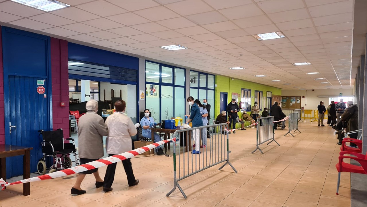 80 urtetik gorakoek eta mendekotasun haundikoek txertoa jartzeko aukera dute