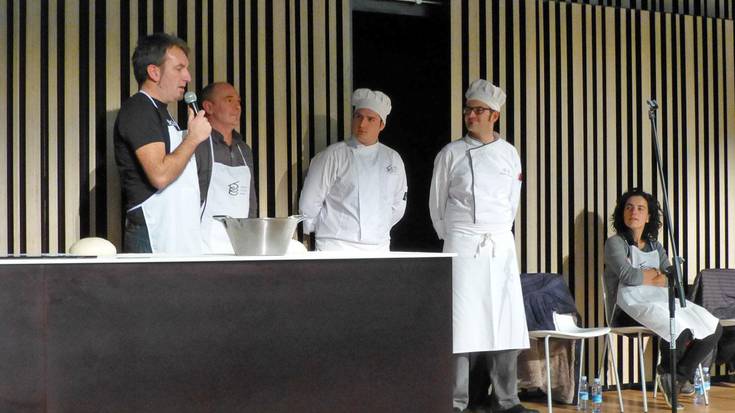 Bertso Gutiziak Basque Culinary Centerren:  bertso saioa eta sagardotegiko menua bat eginda