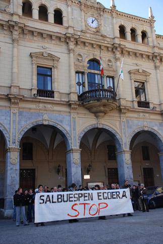 «Salbuespen egoerari Stop» esatera bildu ziren udaletxe aurrean
