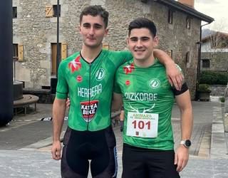 Aitor Aizkorbek mendi duatloien zirkuitua irabazi du bikoteka, Koldo Herrerarekin