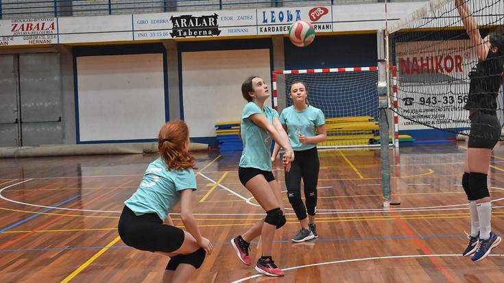 Boleibol "maratoia" izango da gaur, Hernaniko kiroldegian