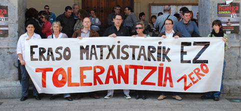 Eduardo Benitezen heriotza eta eraso matxistak salatzeko kontzentrazioan batu ziren udaletxeko alderdi guztiak. 
