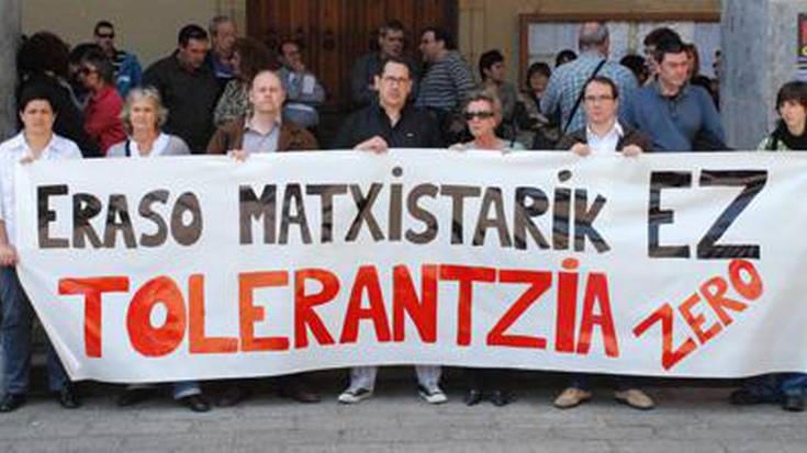 Eduardo Benitezen heriotza eta eraso matxistak salatzeko kontzentrazioan batu ziren udaletxeko alderdi guztiak. 