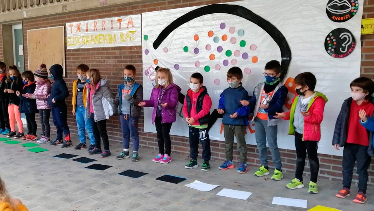 Txirrita Eskolako ikasle guztiak konfinatuta, 9 positiboren ondorioz