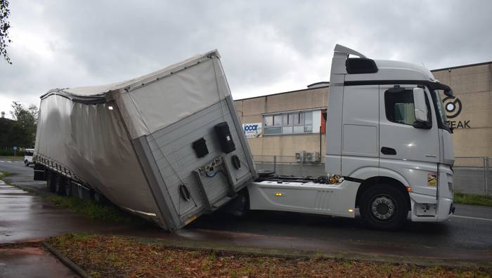 Trailer bati gainezka egin dio kargak, eta trabatuta geratu da Karabelgo gasolineraren ondoan