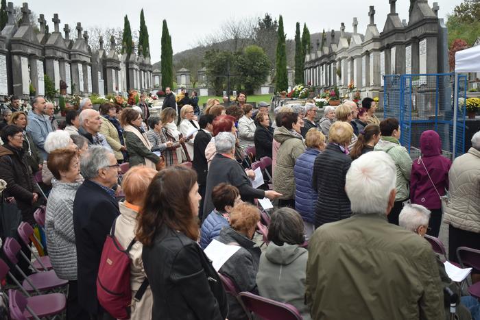 Santu Guztien Egunak irudi ezberdinak utzi ditu Astigarragako eta Hernaniko hilerrietan