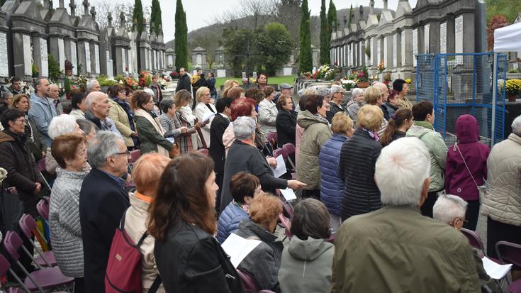 Santu Guztien Egunak irudi ezberdinak utzi ditu Astigarragako eta Hernaniko hilerrietan