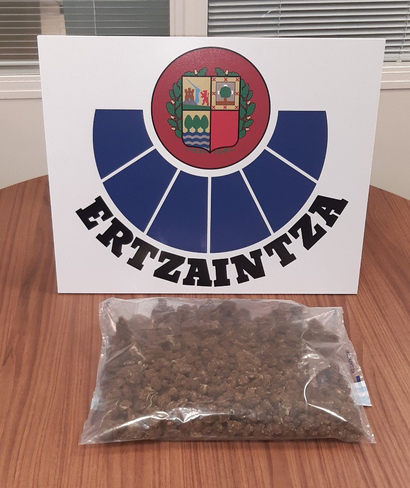 Droga-trafikoagatik atxilotu zuten emakume bat, Zikuñaga auzoan