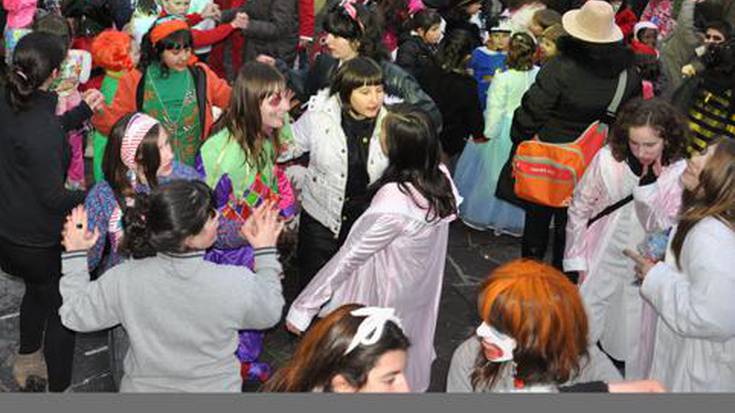 Gazteak, hasi abesti eta dantzak prestatzen, Mozorro Festa hemen da!