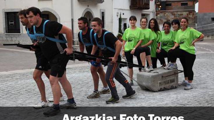 Lau mutilek zortzi neskek adinako indarra izango al dute?