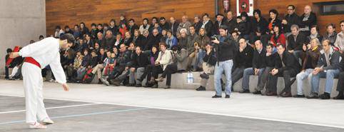Azkenean, Ereñotzuk badu bere frontoia