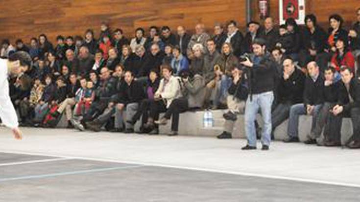 Azkenean, Ereñotzuk badu bere frontoia