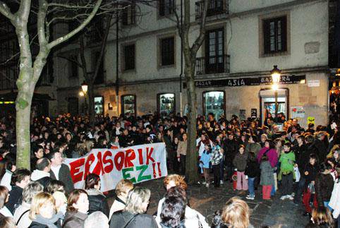 Emakumeen kontrako 
indarkeria salatu zuten 
herritarrek Plaza Berrin