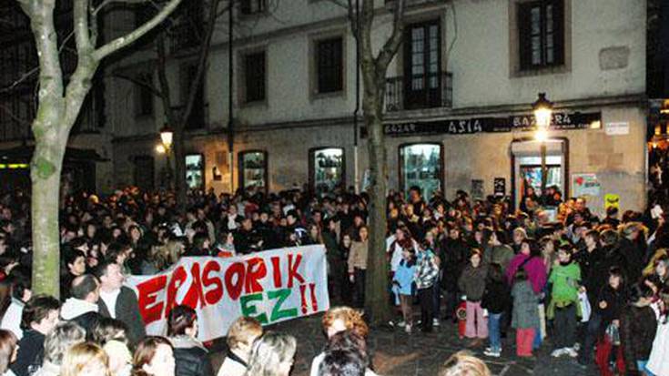 Emakumeen kontrako 
indarkeria salatu zuten 
herritarrek Plaza Berrin