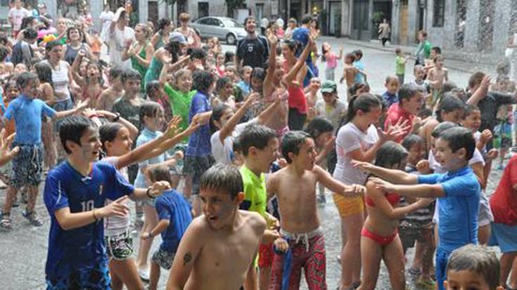Hozteko beldurrik gabe, busti-bustita ibili ziren ur eskean