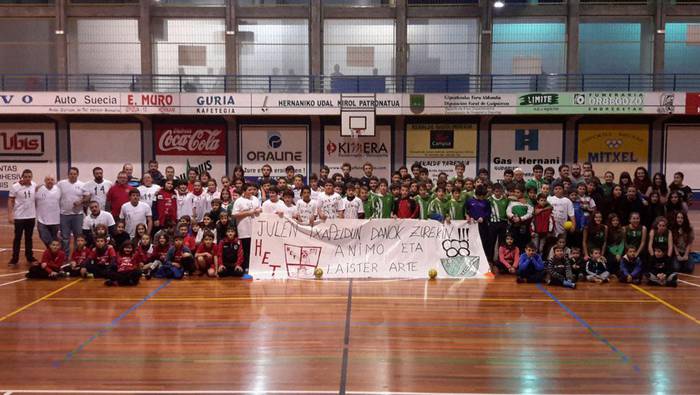 Julen Mendizabal eta bere senideei babesa, 150 bat kirolarik