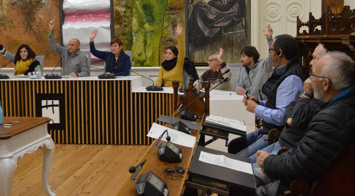 Zerga eta tasen «igoera sinbolikoari» onarpenak banaketa, oposizioan