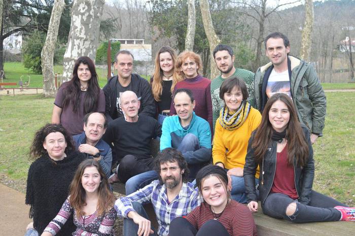 Bost esketx eta dozenaka herritarren parte-hartzea, ostiraleko herri antzerkian 