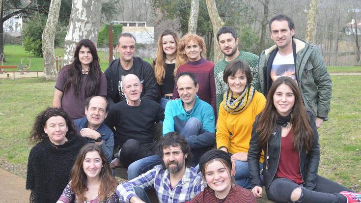 Bost esketx eta dozenaka herritarren parte-hartzea, ostiraleko herri antzerkian 